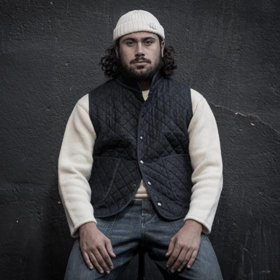 LE GILET "COL OFFICIER" MATELASSÉ RAW DENIM