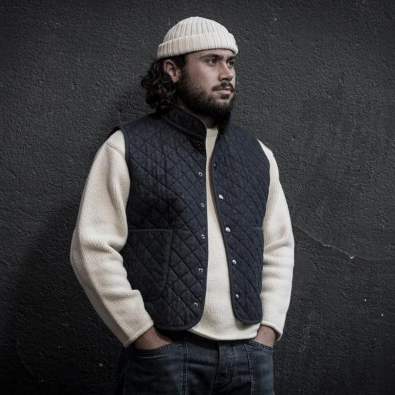 LE GILET "COL OFFICIER" MATELASSÉ RAW DENIM